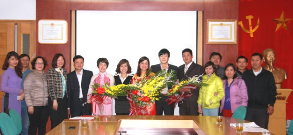 Đảng ủy Cơ quan Tổng công ty Viglacera tổ chức Lễ kết nạp Đảng cho 03 quần chúng ưu tú